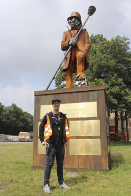 Veranstalter Bernd Dicks vor der neuen Statue des (fiktiven) Gründervaters und Bürgermeisters Bill Parooka. NN-Fotos: Andrea Kempkens