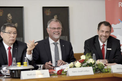 Der bisherige und auch künftige Vorstandsvorsitzende Rudi van Zoggel (l.) mit Straelens Bürgermeister Hans-Josef Linßen und Vorstandsmitglied Michael Wolters. NN-Fotos: Rüdiger Dehnen