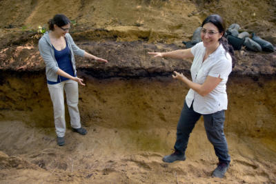 Sie sehen, was Laien verborgen bleibt: Dr. Marion Brüggeler (r.) und Theresa Langewitz an einem der beiden Grabungsschnitte. NN-Foto: Rüdiger Dehnen