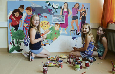 Vanessa, Shakila und Jule-Marie (v.l.) malen ein Freundschaftsbild. NN-Foto: Anastasia Borstnik