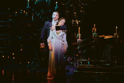 „Das Phantom der Oper“: David Arnsperger (Phantom) und Elizabeth Welch (Christine) stehen nur noch bis zum 4. September auf der Bühne des Stage Metronom Theaters in Oberhausen. Foto: Stage Entertainment