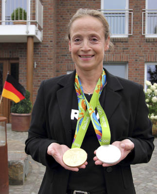 Bei ihrem Empfang in Rheinberg konnte Isabell Werth ihren fans ihre Gold- und Silbermedaille präsentieren. NN-Foto: Theo Leie