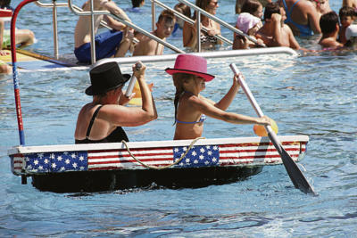 Das Badewannenrennen ist ein Spaß für alle Familienmitglieder. Das beste Team kann sich für die Weltmeisterschaft qualifizieren. Foto: FZX