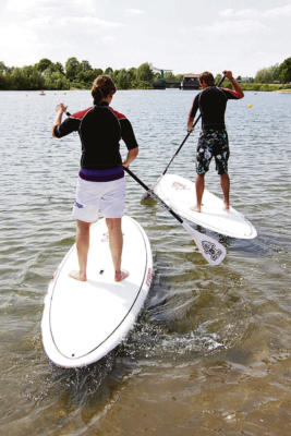 Stand up Paddling - auch Stehpaddeln genannt - ist die Trendsportart beim Wassersport. Foto: FZX