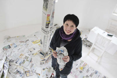 Almyra Weigel aus Litauen knautscht unzählige Zeitungsseiten zur raumfüllenden Installation. NN-Foto: Nina Meyer