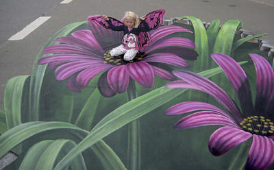 Lisa Schöler, langjähriges Mitglied der Meisterklasse der Straßenmaler in Geldern, hat für den diesjährigen Wettbewerb ein großes 3D-Blumenbild vorbereitet. Foto: privat