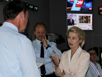 Ursula von der Leyen im Gespräch mit Mitarbeitern des Zentrums Luftoperationen. NN-Foto: CDS