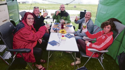 „Das perfekte Dinner“ auf dem Campingplatz: Angelika, Frank, Manuel, Olaf und Bianca (v.l.) freuen sich auf fünf kulinarische Abende auf der Grav-Insel und am Wisseler See. Foto: VOX/ITV Studios