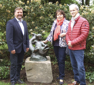 Bürgermeister Clemens Brüx freut sich gemeinsam mit den Eheleuten Posten über die neue "Fischreiter"-Skulptur im Rathauspark. Foto: Gemeinde Issum