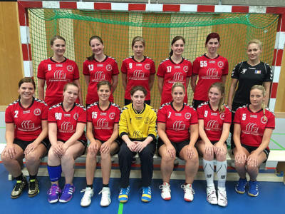 Die Handballerinnen des TuS Xanten und ihre neue Trainerin Andra Pop (hinten r.) haben sich nach ihrem Aufstieg in die Landesliga intensiv auf die neue Saison vorbereitet. Foto: nno.de