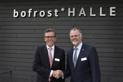 Dr. Dirk Zantow (bofrost-Geschäftsführer Supply Chain Management) und Hans-Josef Linßen (Bürgermeister der Stadt Straelen) bei der offiziellen Einweihung der bofrost-Halle. Fotos: bofrost