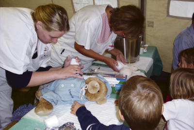 Bei der Untersuchung halten die Kinder fürsorglich die Hand ihrer kranken Kuscheltiere, damit es nicht so doll wehtut.Foto: Monika Kriegel
