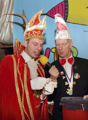 Prinz Lars I. durfte als  Glücksbringer der Verlosung fungieren NN-Foto: Theo Leie