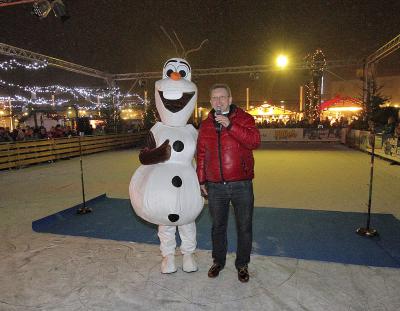 Mit der großen Eis-Gala wurde die Aktion „Geldern – heiß auf Eis“ am Samstag offiziell eröffnet. Eiskunstläufer, Feuer-Akrobaten, Musik und Entertainment, sorgten für einen abwechslungsreichen Abend, der von Werbering-Geschäftsführer Gerd Lange – hier mit Schneemann Olaf – moderiert wurde.NN-Foto: Theo Leie