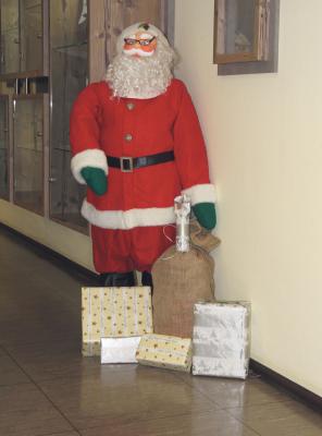 Weihnachtsmann im Klever Knast – der Mann mit weißem Bart und roter Jacke steht in der Besuchsabteilung. NN-Foto: HF