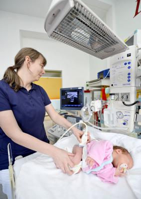 Am Klever St. Antonius-Hospital kümmert sich auch Oberärztin Stefanie Düchting um die kleinen Patienten. Das Bild zeigt sie bei einer Untersuchung. Foto: Thomas Momsenn