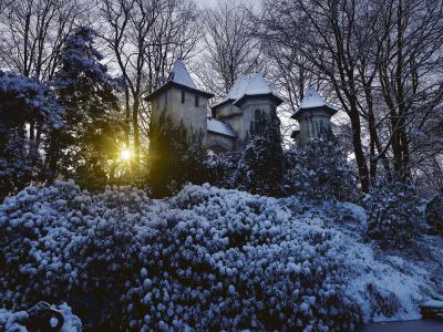 Im Mittelpunkt des Freizeitparks steht der Märchenwald mit dem Dornröschenschloss. Foto: Efteling