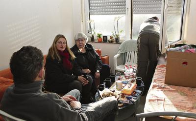 Besuch von zwei Kümmerinnen des Vereins Shalom Bettina Beil-van Dijk (l.) und Gabriele Lamm. Die jungen Männer freuen sich, wenn sie sich mit ihren  Gästen bei einer Tasse Tee austauschen können. NN-Foto: Lorelies Christian 
