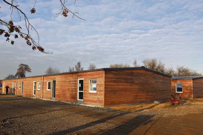 Der Neubau der Flüchtlingsunterkunft am Küvenkamp ist Ersatz für das marode Gebäude, das direkt daneben liegt. Im Frühjahr können die Asylbewerber in die neuen Räume uzmziehen. NN-Foto: L. C..