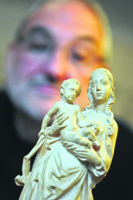 Diese Darstellung von Maria mit dem Jesuskind fasziniert und beeindruckt ihren Besitzer Josef Pauls seit seiner Kindheit. NN-Foto: Gerhard Seybert