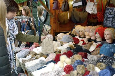 Viele nützliche und schöne Dinge gibt es auf dem Gocher Weihnachtsmarkt zu entdecken. NN-Foto/Archiv: Rüdiger Dehnen