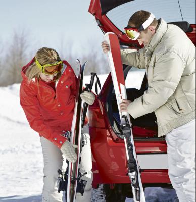 Nicht gut gesicherte Skier können sich bei einer Kollision in gefährliche Geschosse verwandeln. Foto: dmd/thx