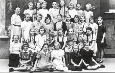 „Miss“ Helene Grüning  (l.) mit ihrer Klasse im September 1942, sie prägte von 1935 bis 1976 das Schulleben wesentlich mit. Foto: Schule