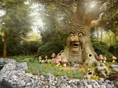 Der sprechende Baum verzaubert seine kleinen Besucher mit Märchen und ist von niedlichen Waldwesen umgeben. Für Märchen-Fans ist der niederländische Freizeitpark Efteling ein absolutes „Muss“. Foto: privat