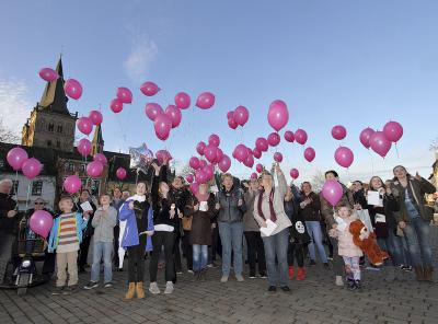 Mit rosaroten Luftballons setzten die Teilnehmer der Demo ein Zeichen für Frieden, Meinungsfreiheit und Frauenrechte. NN-Foto: Theo Leie