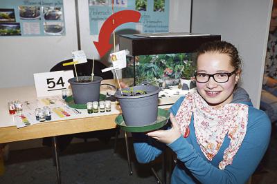 Sarah Marie Mattheus hat den zweiten Platz bei Jugend forscht gewonnen. Die dreizehnjährige Schülerin konnte  mit ihrer Biologiearbeit, in der sie untersuchte, ob Pflanzen mit Fischkot besser wachsen können, punkten. Fotos: Unternehmerschaft Niederrhein