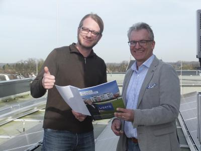  Bürgermeister Dr. Dominik Pichler (l.)  und Beigeordneter Marc Buchholz inspizieren den Grundriss auf dem Rathausdach. Foto: Stadt Kevelaer