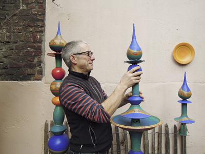 Guido Zenke gestaltet farbenfrohe Stelen für den Garten. Foto: privat