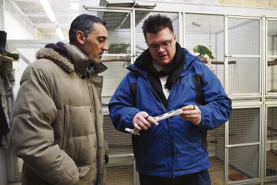 Tierpfleger German Alonso schaut sich die von Lars Thalmann (r.) konsturierte Prothese für „Söckchen“ an. Foto: nno.de
