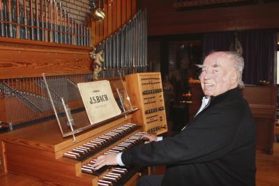An seiner eigenen Orgel, für die in seinem Haus extra ein Orgelzimmer gebaut wurde, ist Winfried Kocéa nach wie vor in seinem Element. NN-Foto: Ingeborg Maas