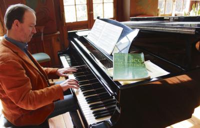 Matthias Zangerle genießt es, im wunderschönen Musikzimmer des ehemaligen Kanonikerhauses zu spielen, wo der Flügel seinen vollen Klang entfalten kann. NN-Foto: Ingeborg Maas
