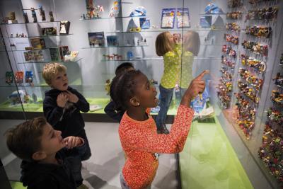 Nicht nur Kinderherzen schlagen höher bei dem Anblick dieser bunten, umfangreichen Playmobilwelt im Venloer Museum mit Figuren aus vier Jahrzehnten Spielzeug-Historie. Foto: privat 