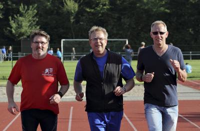 Werner Köhlitz, Klaus Geisdorf und Nobert Wellmanns (v.l.) sind drei der Trainer beim SV Sonsbeck , die eine Prüflizenz für Menschen mit Behinderung erworben haben. NN-Foto: Theo Leie
