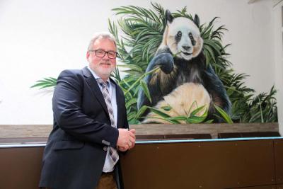 Willkommen in der „Pandabar“: Embricana-Geschäftsführer Udo Jessner vor dem namensgebenden Airbrush-Motiv. NN-Foto: MB