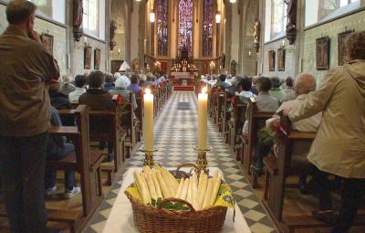 Bevor der Spargelmarkt beginnt, findet die traditionelle Messe in der St. Stephanus Kirche statt. NN-Foto: Archiv/Rüdiger Dehnen