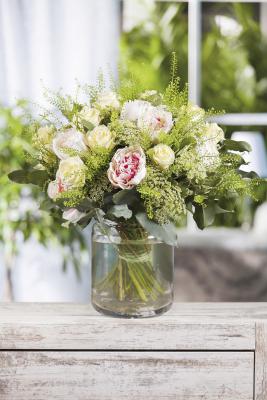 Wunderschöner Strauß zum Muttertag: Opulente Pfingstrosen, edle Rosen und zartes Kraut. Foto: Blumen – 1000 gute Gründe