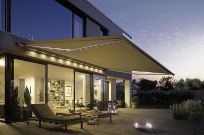 Stimmungsvolle LED-Beleuchtungen setzen die Terrasse an schönen Sommerabenden perfekt in Szene. Foto: djd/ /weinor