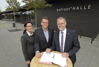 Bei der Vertragsunterzeichnung: Straelens Bürgermeister Hans-Josef Linßen (r.) mit Alexandra und Heinz Borghs. NN-Fotos: Theo Leie