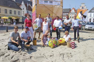 Die Sponsoren und Organisatoren haben es sich schon mal im Sand gemütlich gemacht. NN-Foto: SP