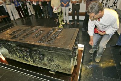 Der Sarkophag erhält einen vierten Fuß. Foto: Heinz Helf SVD