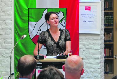 Rebekka Kricheldorf, Dramaturgin und Übersetzerin, hielt die Laudatio auf die drei Preisträger. 