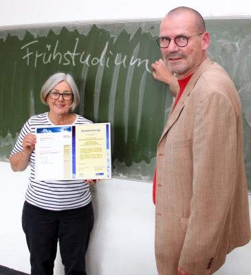Eine wichtige Auszeichnung: Schulleiterin Inge McKay und Beratungslehrer Jörg Brinkmann mit dem „Best Practise“-Zertifikat der Uni Duisburg-Essen. NN-Foto: MB