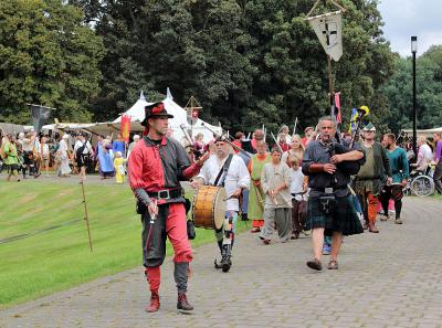 Mit viel mittelalterlichem Tam Tam ziehen Musikanten, Gaukler Narren und anderes Volk über das Gelände der Burg Winnenthal und unterhalten die Zuschauer.