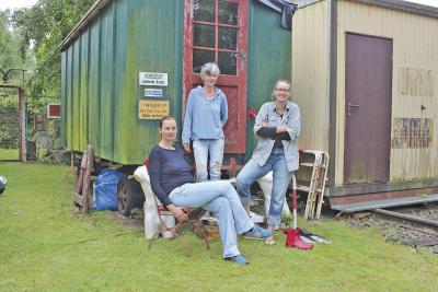Am Wasserturm in Geldern toben sich die Künstlerinnen Carolin Schreier, Corine van der Werf und Mariel Poppe (von links) im Rahmen des TurmStipendiums kreativ aus. NN-Foto: SP