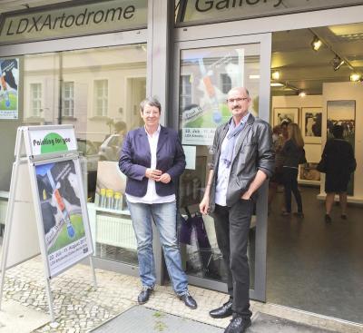 Die Kreis Klever SPD-Bundestagsabgeordnete Dr. Barbara Hendricks eröffnete in Berlin eine Retrospektive mit Bildern des Kevelaerer Künstlers Paul Wans.Foto: privat