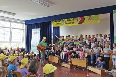 Mit Musik brachte Norbert van de Sand (mit Gitarre) den Kindern das Thema Straßenverkehr näher. NN-Foto: Sabrina Peters